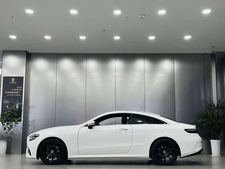 Фото 9 - Mercedes-Benz E-Class