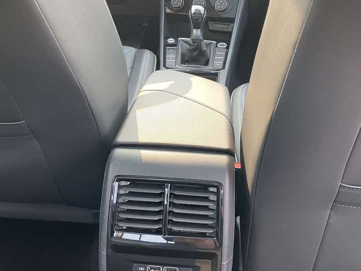 Фото 9 - Volkswagen Sagitar L