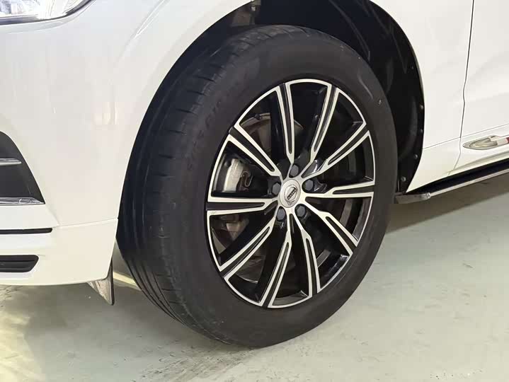 Фото 8 - Volvo XC60