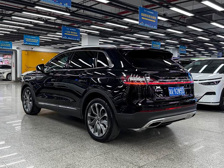 Фото 4 - Lincoln Nautilus