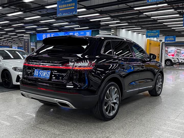 Фото 6 - Lincoln Nautilus