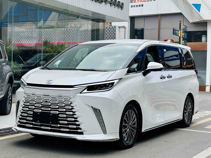 Фото 1 - Lexus LM