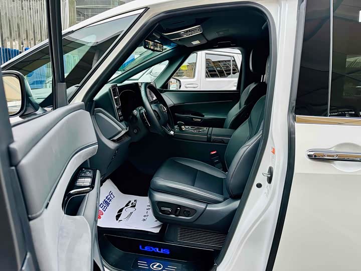 Фото 5 - Lexus LM