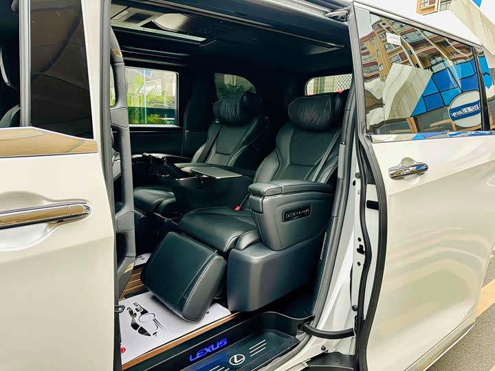 Фото 7 - Lexus LM