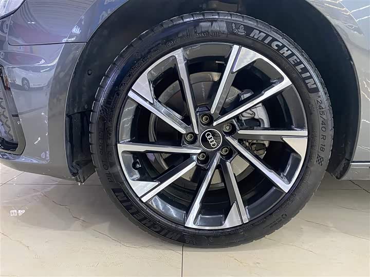 Фото 5 - Audi A4L