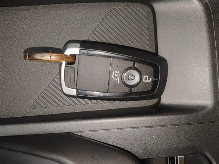 Фото 9 - Ford Edge