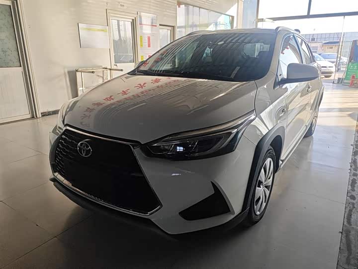 Фото 2 - Toyota Yaris L Hatchback