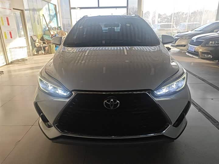 Фото 3 - Toyota Yaris L Hatchback