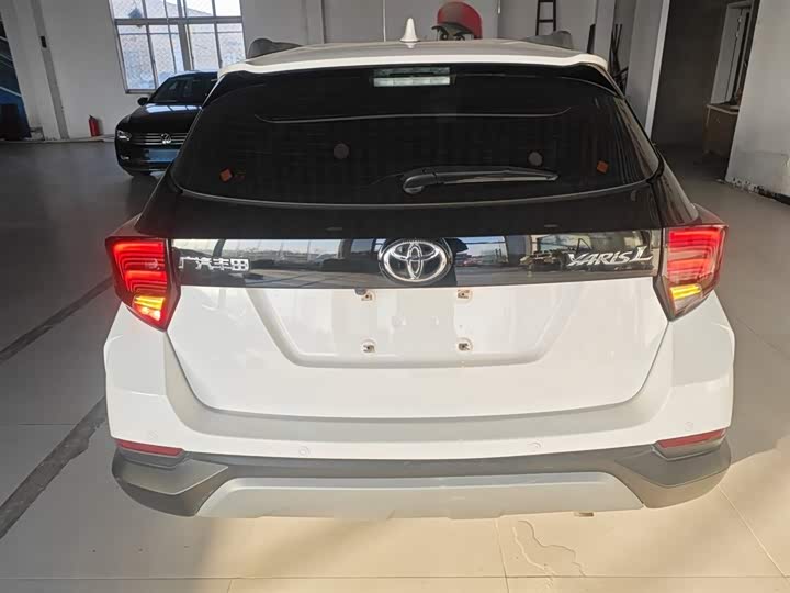 Фото 6 - Toyota Yaris L Hatchback