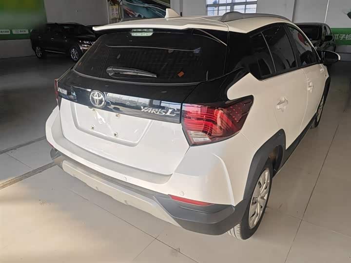 Фото 7 - Toyota Yaris L Hatchback