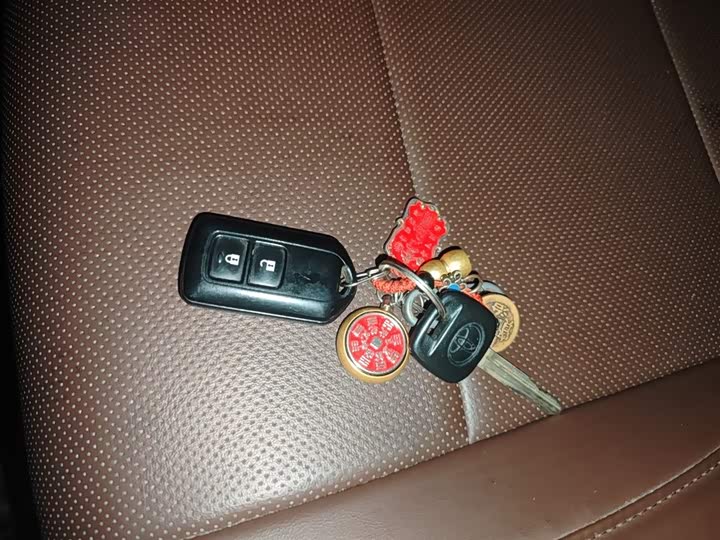 Фото 9 - Toyota Yaris L Hatchback