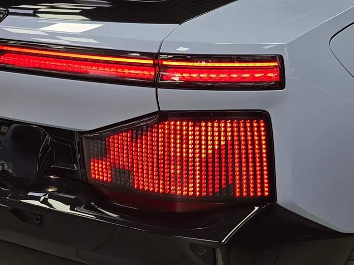 Фото 9 - HiPhi Z