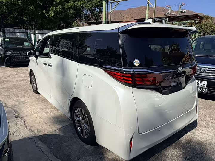Фото 3 - Toyota Alphard