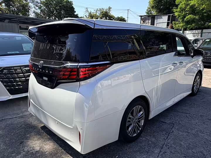 Фото 4 - Toyota Alphard