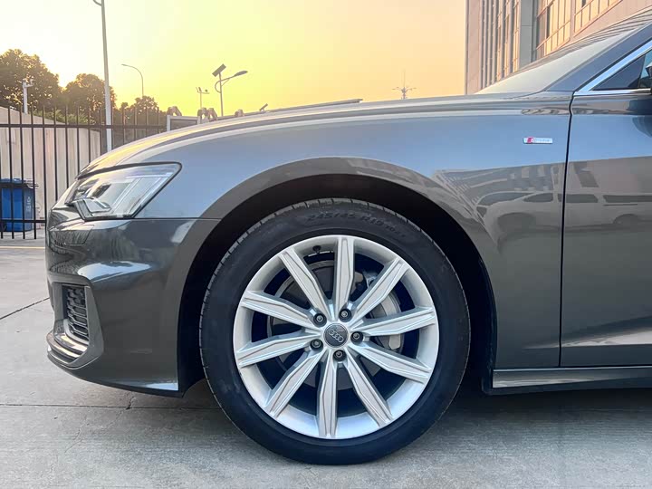 Фото 8 - Audi A6L