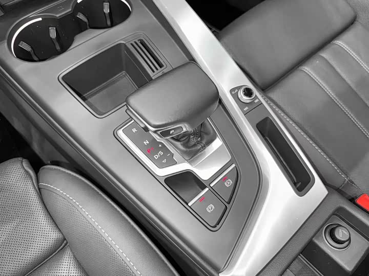 Фото 6 - Audi A4L