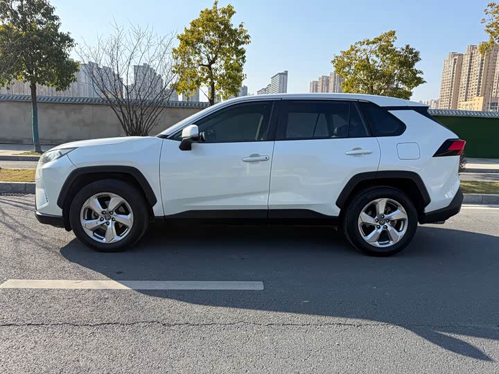 Фото 4 - Toyota RAV4