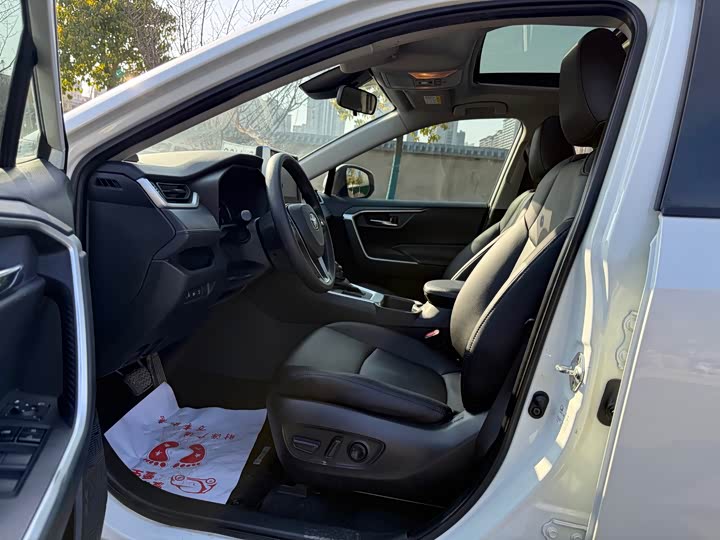 Фото 5 - Toyota RAV4