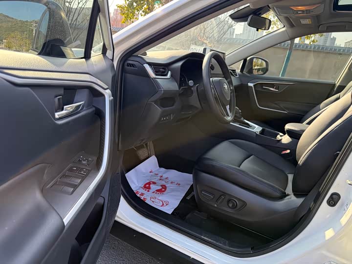 Фото 6 - Toyota RAV4