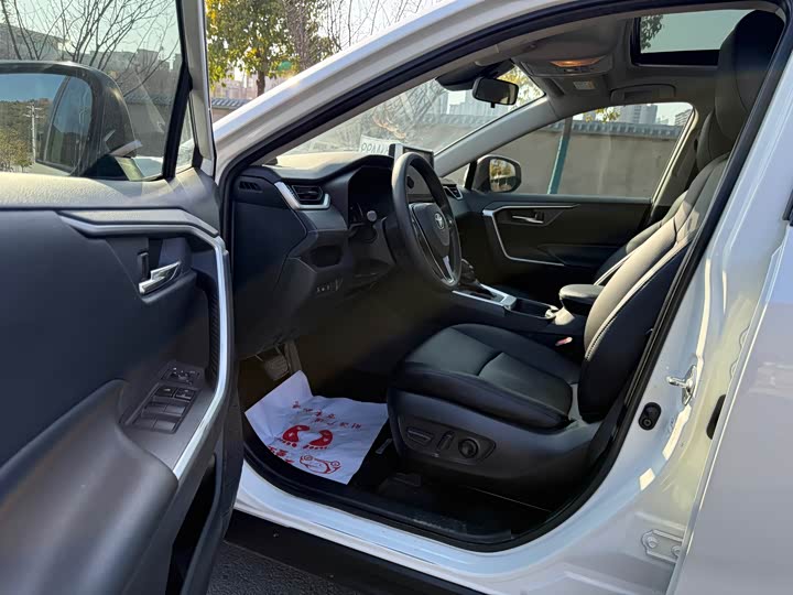 Фото 7 - Toyota RAV4