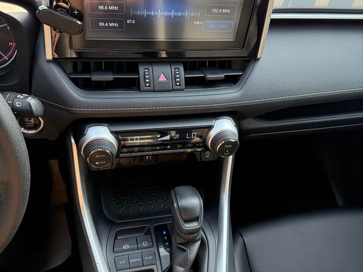 Фото 8 - Toyota RAV4