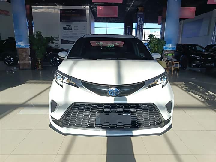 Фото 3 - Toyota Granvia