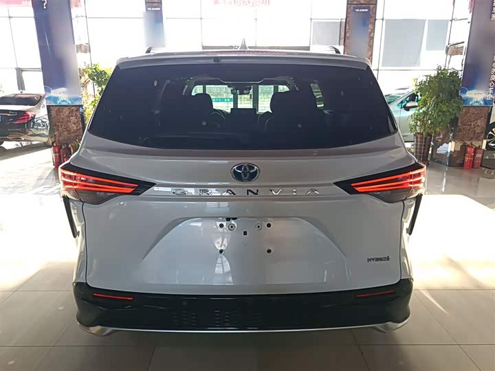 Фото 6 - Toyota Granvia