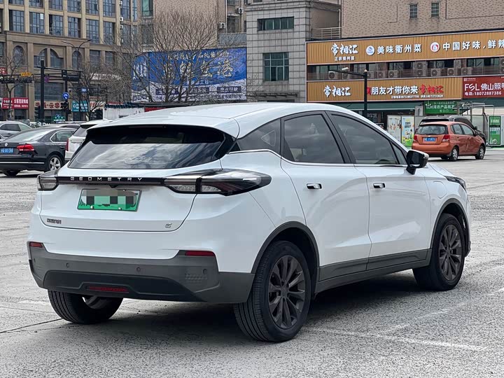 Фото 9 - Geely Geometry C