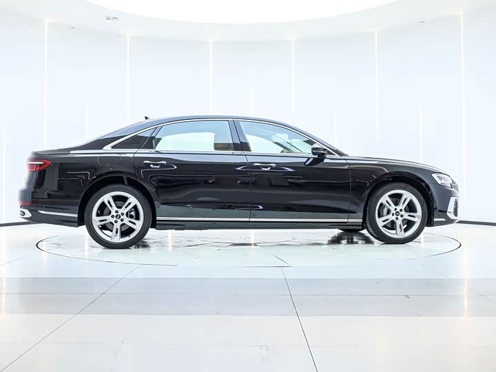 Фото 2 - Audi A8