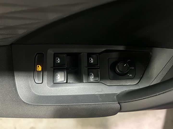 Фото 9 - Volkswagen Tharu