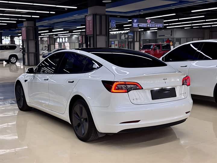 Фото 2 - Tesla Model 3