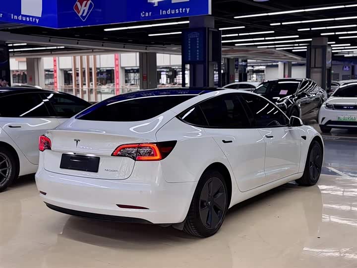 Фото 4 - Tesla Model 3