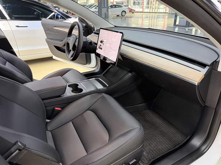 Фото 6 - Tesla Model 3