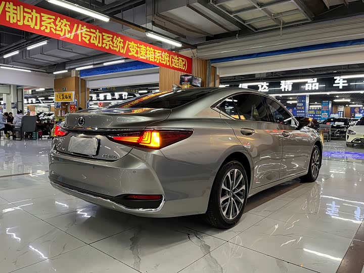 Фото 5 - Lexus ES