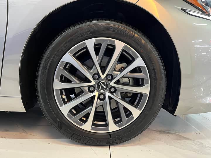 Фото 7 - Lexus ES