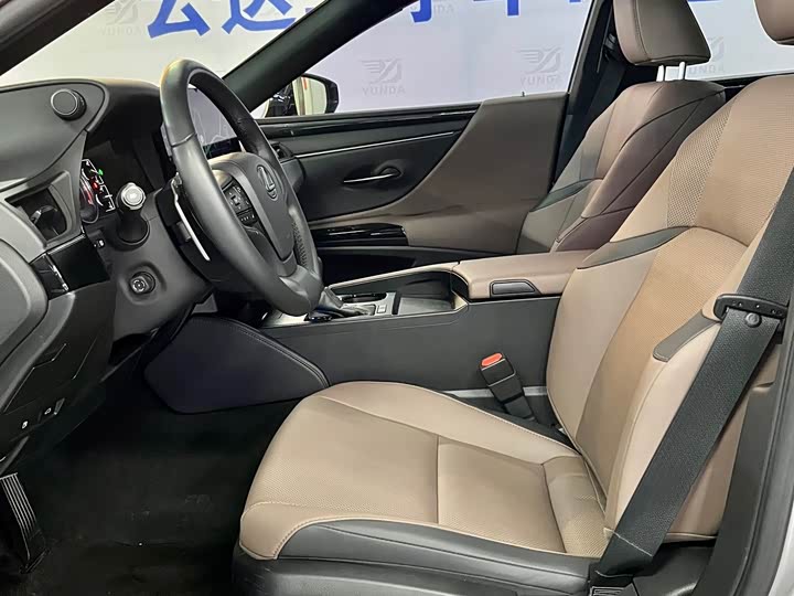 Фото 9 - Lexus ES