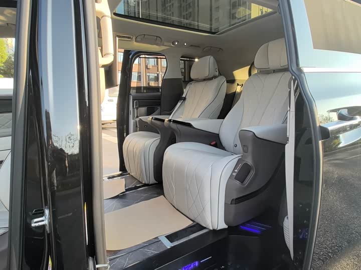 Фото 9 - Denza D9