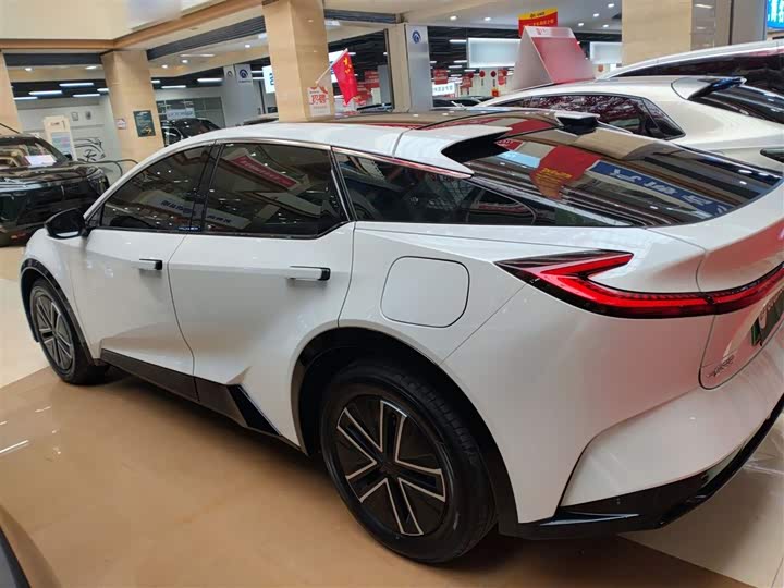 Фото 5 - Toyota bZ5