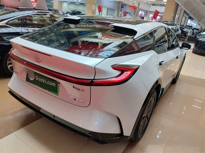 Фото 7 - Toyota bZ5