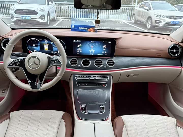 Фото 4 - Mercedes-Benz E-Class