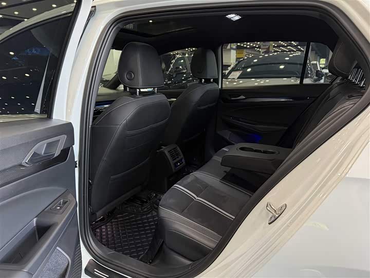 Фото 5 - Volkswagen Golf