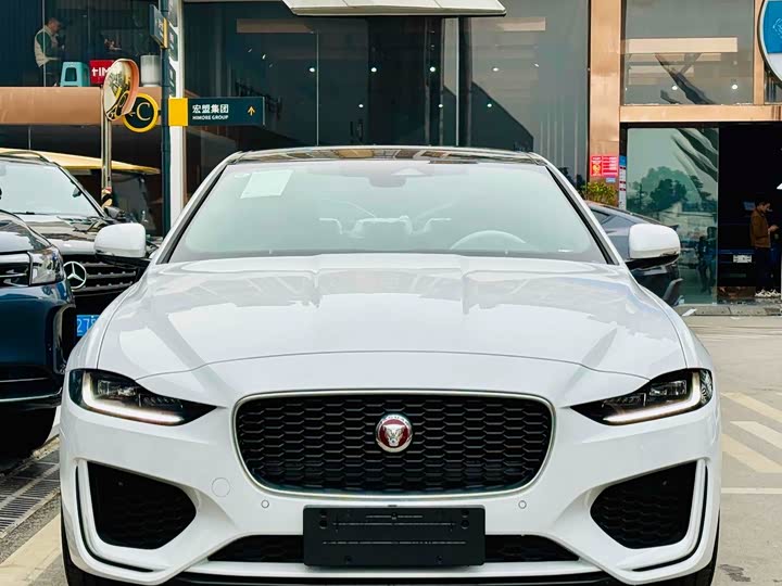 Фото 2 - Jaguar XE L
