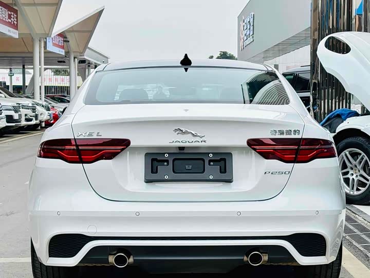 Фото 3 - Jaguar XE L