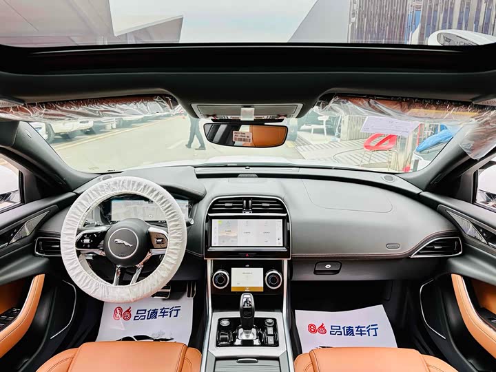 Фото 6 - Jaguar XE L