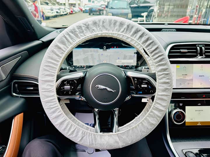 Фото 8 - Jaguar XE L