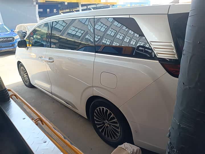 Фото 5 - Denza D9