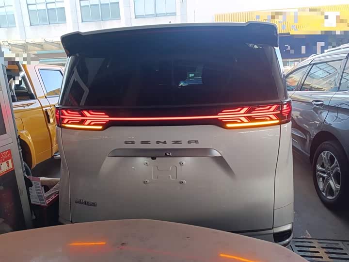 Фото 6 - Denza D9