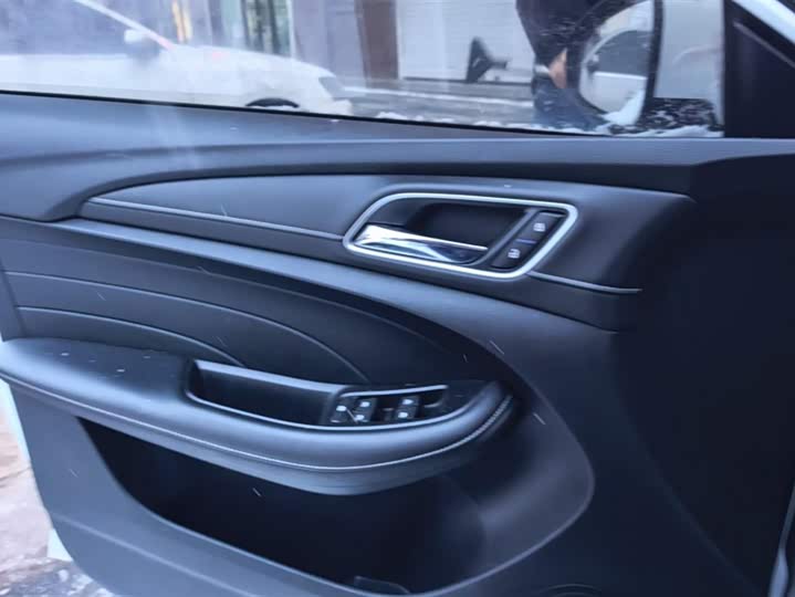 Фото 7 - Roewe i5