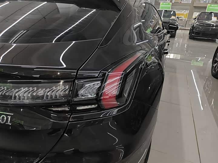 Фото 8 - Zeekr 001