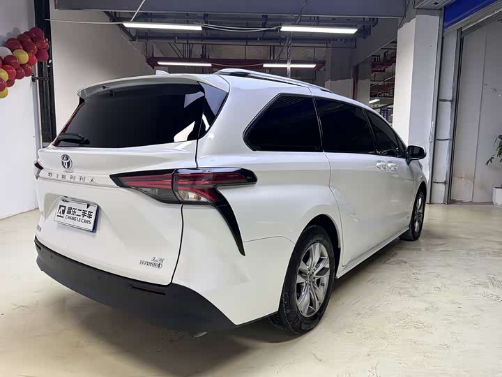 Фото 7 - Toyota Sienna